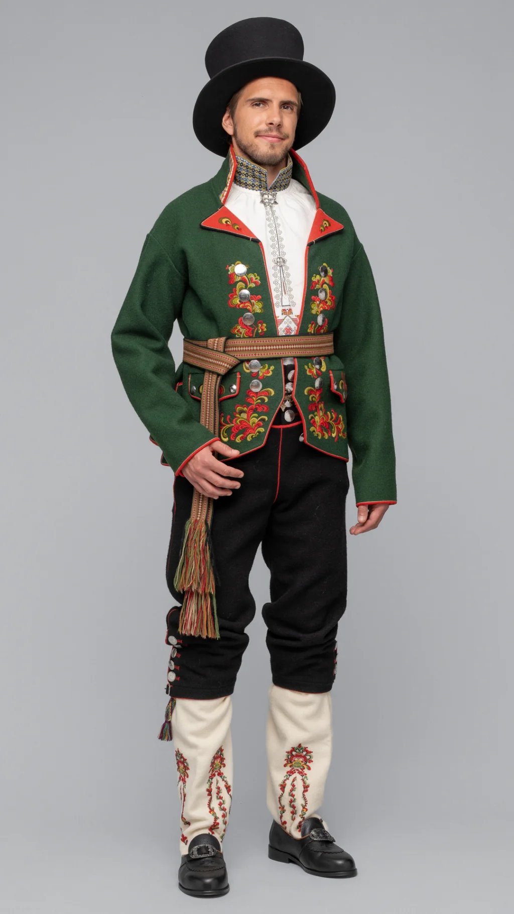 Øst-Telemark Raudtrøyebunad og Øst-Telemark herre fra 1750